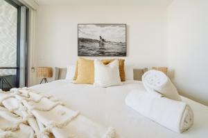 New Modern Condo 400m to the Beach