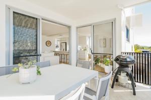 New Modern Condo 400m to the Beach