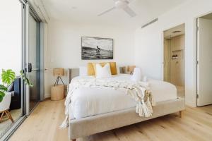 New Modern Condo 400m to the Beach