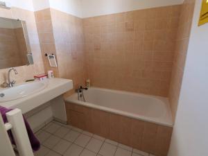 Appartements Appartement Saint-Georges-de-Didonne, 2 pieces, 5 personnes - FR-1-738-29 : photos des chambres