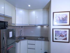 Two Palmtree Villas Across Manila Airport Terminal 3 -JJRMK Condotel