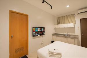 JP Santiago Studio Makati J302