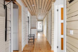 Hirsihuvila yksityisessä niemessä Petäjävedellä