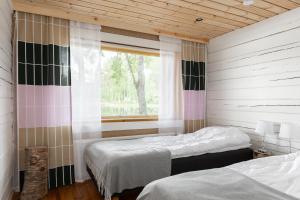 Hirsihuvila yksityisessä niemessä Petäjävedellä