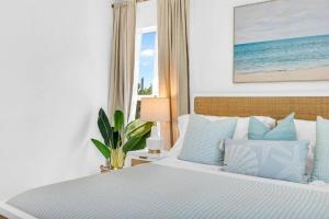 Lux Beachside 2nd Floor Condo 4 Steps to the Beach!