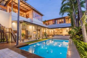 7BR Villa Private Pool Yoga Gym Cinema 10min Canggu Surfing Beach - 4hvězdičkové hotely ve městě Kerobokan
