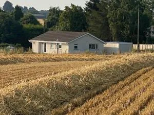 Cosy bungalow with views, walks, garden & parking. - Clifton upon Teme