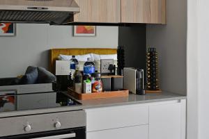 Durra - Sunny 1 Bed Apartment with city views