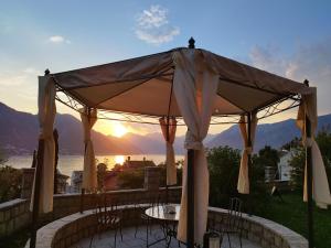 Stylish basement with sea-view patio
