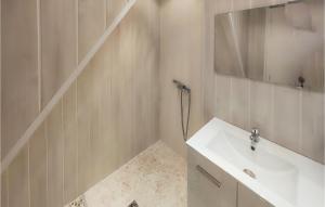 Maisons de vacances Lovely Home In Cazouls-Les-Beziers : photos des chambres