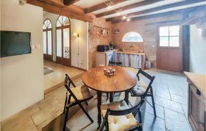 Maisons de vacances Stunning Home In Cazouls-ls-bziers With Outdoor Swimming Pool, Wifi And 4 Bedrooms : photos des chambres