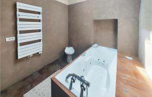 Maisons de vacances Lovely Home In Cazouls-Les-Beziers : Maison de Vacances 4 Chambres