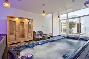 Villa Ghea - Indoor Jacuzzi Pool, Sauna and Games Room