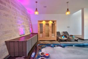Villa Ghea - Indoor Jacuzzi Pool, Sauna and Games Room