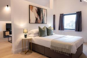 Stylish Apartments with Balcony for upper apartments & Free Parking in a prime location - Five Miles from Heathrow Airport