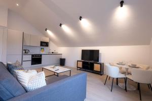 Stylish Apartments with Balcony for upper apartments & Free Parking in a prime location - Five Miles from Heathrow Airport