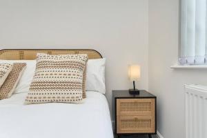 The Penthouse - Stunning 3 Bed Apt With Sea View Glimpses & Parking - The Perfect Choice For Families, Small Groups & Business Travellers - Dog Friendly - Super Fast Wi-Fi - 1000 Mbps - Close To Ventnor, Shanklin & Sandown - 5 mins To Beach - 19