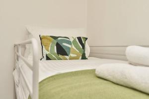 The Penthouse - Stunning 3 Bed Apt With Sea View Glimpses & Parking - The Perfect Choice For Families, Small Groups & Business Travellers - Dog Friendly - Super Fast Wi-Fi - 1000 Mbps - Close To Ventnor, Shanklin & Sandown - 5 mins To Beach - 19