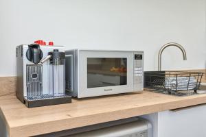 The Penthouse - Stunning 3 Bed Apt With Sea View Glimpses & Parking - The Perfect Choice For Families, Small Groups & Business Travellers - Dog Friendly - Super Fast Wi-Fi - 1000 Mbps - Close To Ventnor, Shanklin & Sandown - 5 mins To Beach - 19