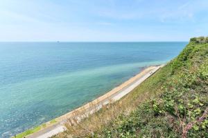 The Penthouse - Stunning 3 Bed Apt With Sea View Glimpses & Parking - The Perfect Choice For Families, Small Groups & Business Travellers - Dog Friendly - Super Fast Wi-Fi - 1000 Mbps - Close To Ventnor, Shanklin & Sandown - 5 mins To Beach - 19