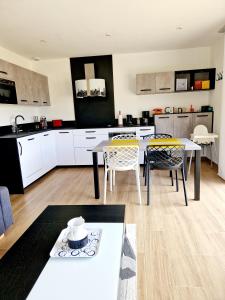 Villas Le Gite City Haut de gamme, Jardin, Piscine : photos des chambres