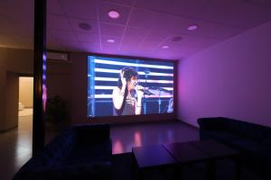 Loft 200m2 avec écran led géant de 10m2