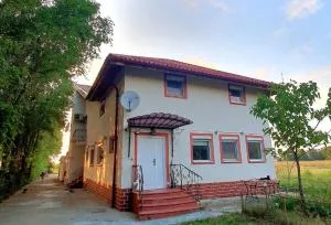 Magic Garden - Pool, Events, Free Parking - Corbii Mari