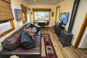 Lazy R Cottages- 5 cabin