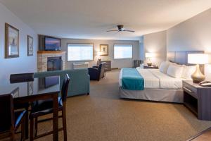 Deluxe King Suite room in Paynesville Inn & Suites