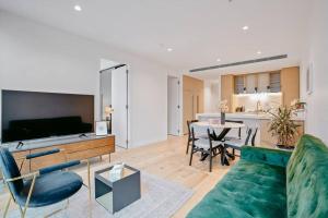 Contemporary 2BR apt in central Melb-Collins House #CH30