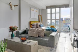 Emily - Sunny 1 bed Apartment with stunning City & Ocean Views