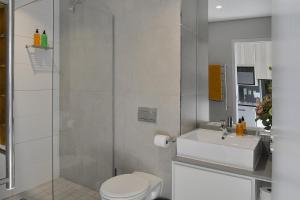 Emily - Sunny 1 bed Apartment with stunning City & Ocean Views