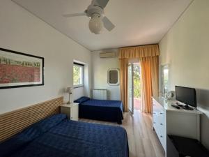 Superior Triple Room with Sea View room in Hotel L'Isola