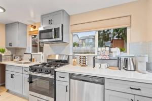 Lakeview Home in Renton, Walk to Beach, AC, Fenced