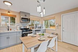 Lakeview Home in Renton, Walk to Beach, AC, Fenced