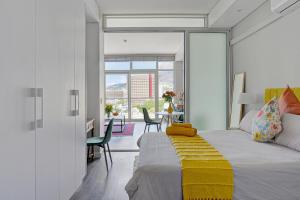 Lola - Luxury city centre apartment with City and Mountain views