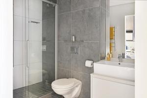 Ruby - Designer Apartment with City, Mountain, Ocean views.