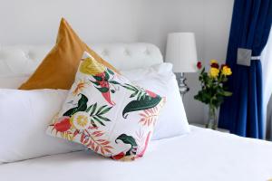 Ruby - Designer Apartment with City, Mountain, Ocean views.