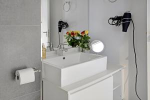 Ruby - Designer Apartment with City, Mountain, Ocean views.