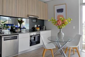 Sophia - Sunny Corner Apt, 180° Ocean, City & Mountain Views