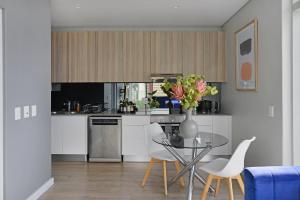 Sophia - Sunny Corner Apt, 180° Ocean, City & Mountain Views