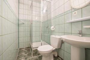 Ośrodek Wypoczynkowy Puszczyk Dwuosobowe pokoje z łazienką z widokiem na las