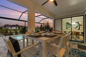 Beautiful spacious new home on a salt water canal, sleep 10