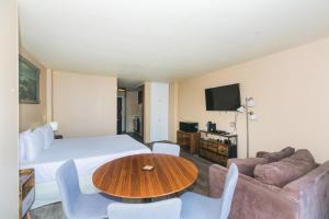 Ilikai Marina 1889 City View Studio