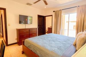 Condo Las Brisas near to Marina Herradura, free Pool and wifi