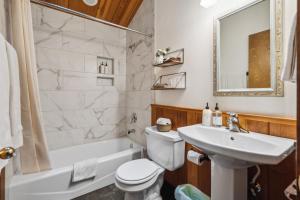 Deluxe Queen Room room in Good Medicine Lodge
