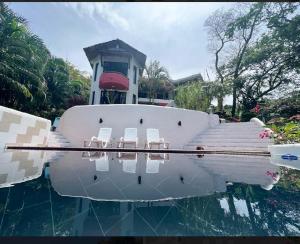 Upscale 2 bedroom apartment in Altos del Maria