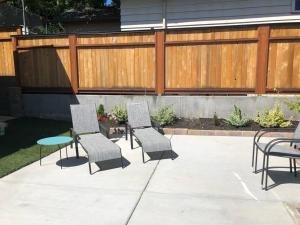 Cozy Crown Hill Carkeek Cottage w3 Beds, Full Kitchen & Backyard in North Seattle