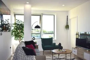 Modern 2-Bed Apartment Near Ascot & Legoland, Sleep upto 4 guests, Pet Friendly, Parking Available on Request! - Easthampstead