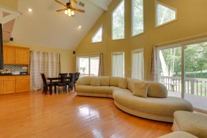 Pools, Hot Tub and More Bushkill Mountain Getaway!